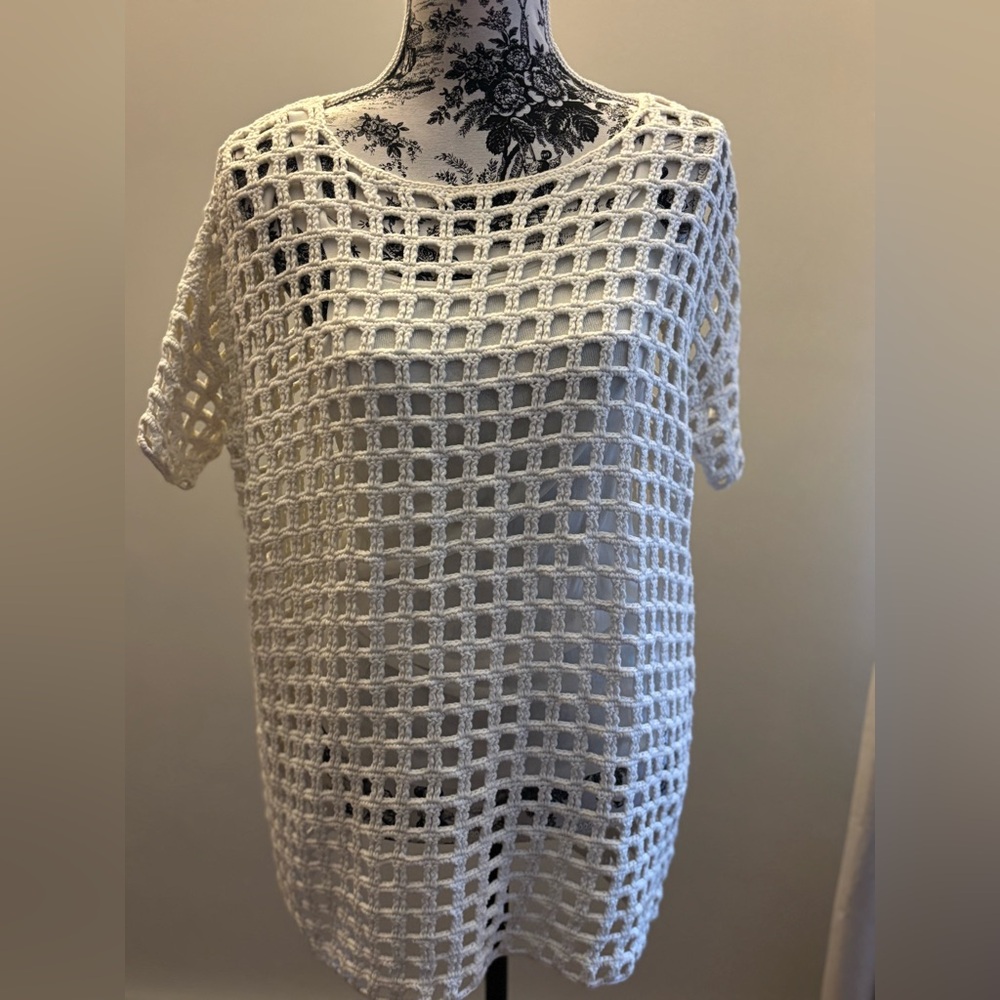 Akris crochet top size 2
Run large